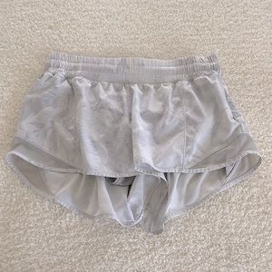 Lululemon Hotty Hot 2.5” Shorts White (Pattern) Size 8